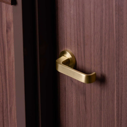 Streamline Door Lever Handle on Round Rose Entrance Set 70mm (Key/Key) Satin Brass 7316.3.SB Zanda