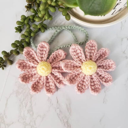 Women's Crochet Daisies Car Accessories Cute Rearview Mirror Pendants Handmade Daisy Flower Gifts Crochet Lovers Car Decoration Car Interior Aesthetics (Pink)