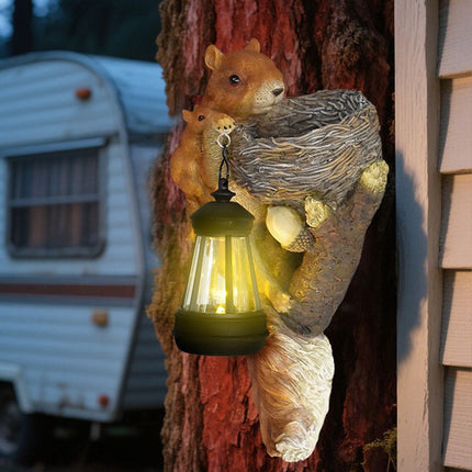 Retro Squirrel Lantern Solar-Powered Outdoor Wall Light, Solar-Powered with Light Sensor, Outdoor Garden and Courtyard Wall Decor, Balcony and Tree-Mounted Ambiance Night Light, Courtyard Statue and Ornament