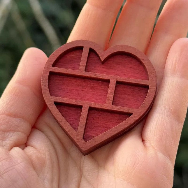Wooden display stand for mini curiosities Heart shape V1265-YY-45