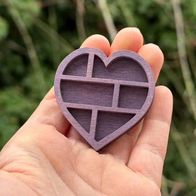 Wooden display stand for mini curiosities Heart shape V1265-YY-46