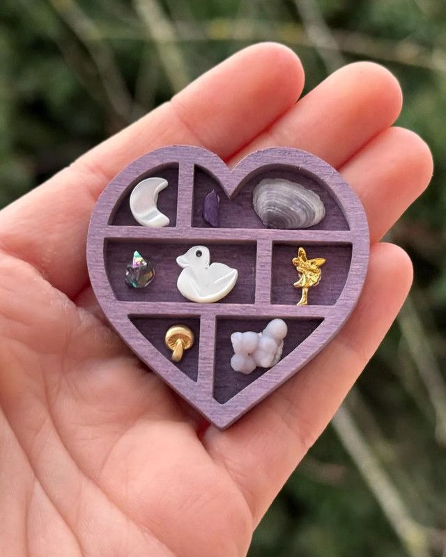 Wooden display stand for mini curiosities Heart shape – product detail