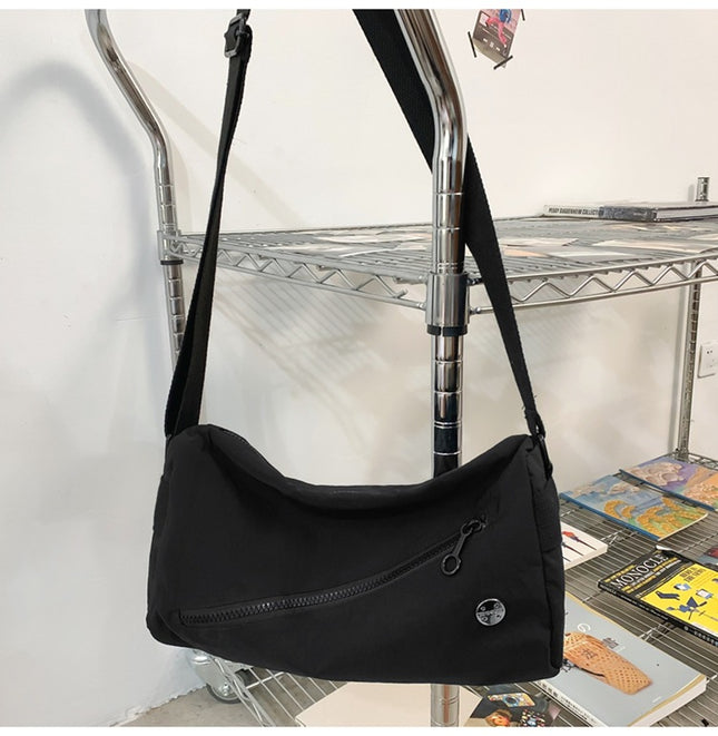 An elegant black shoulder bag for travel and work – product detail