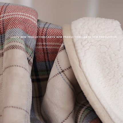 Double-Sided Geometric & Plush Throw Blanket - Warm 70x100cm Multi-Use Wrap(Red checkered/reverse white)