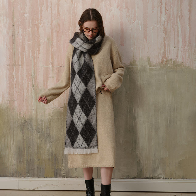 (Black Plus Grey)Two-Tone Argyle Pattern Scarf – product detail