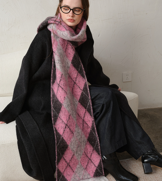 (Black Plus Pink)Two-Tone Argyle Pattern Scarf – product detail