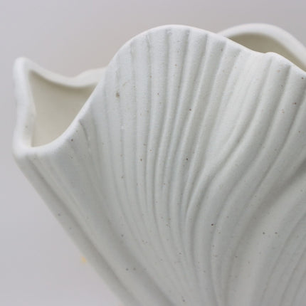Beige Elegant Off-White Ceramic Vase – product features