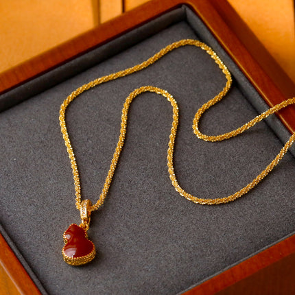 Elegant Gourd Pendant Necklace with Adjustable Textured Chain – design and finish