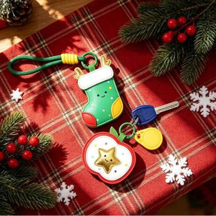 2-Piece Christmas Tree Shaped PU Leather Keychains – Cute Holiday Bag Ornaments and Car Decorations