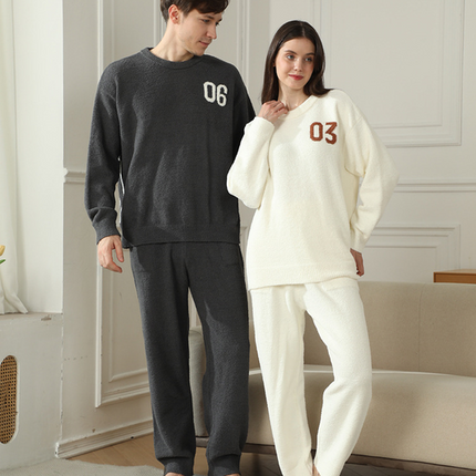 Red Women's Warm & Cozy Semi-Flannel Couple's Pajamas — Knitted Digital Pattern, Soft Fleece Material, Pullover Style: The Ideal Choice for Loungewear in Autumn and Winter.