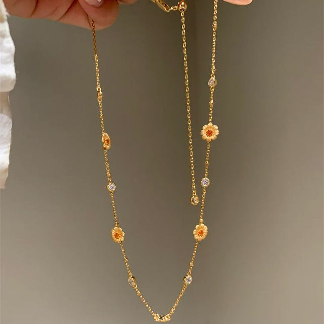 Gold Daisy Flower Necklace for Women Elegant Floral Pendant Collarbone Chain Jewellery Minimalist Gold Tone