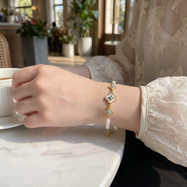 Pearl Flower Bracelet for Women Adjustable Faux Pearl Beaded Bracelet with Gold Floral Charm – product detail