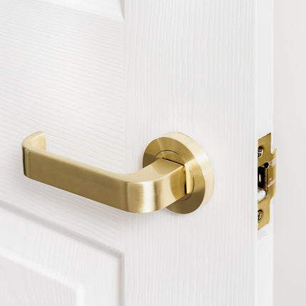 7313.SB | Streamline Door Lever Handle on Round Rose Leverset Only Satin Brass | Zanda Architectural