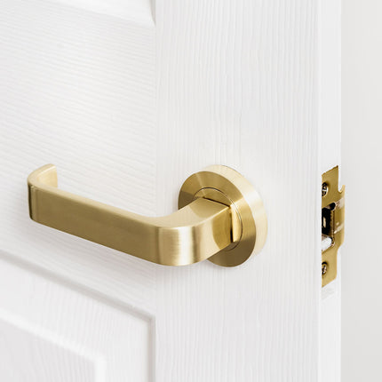 7314.SB | Streamline Door Lever Handle on Round Rose Passage Set Satin Brass | Zanda Architectural